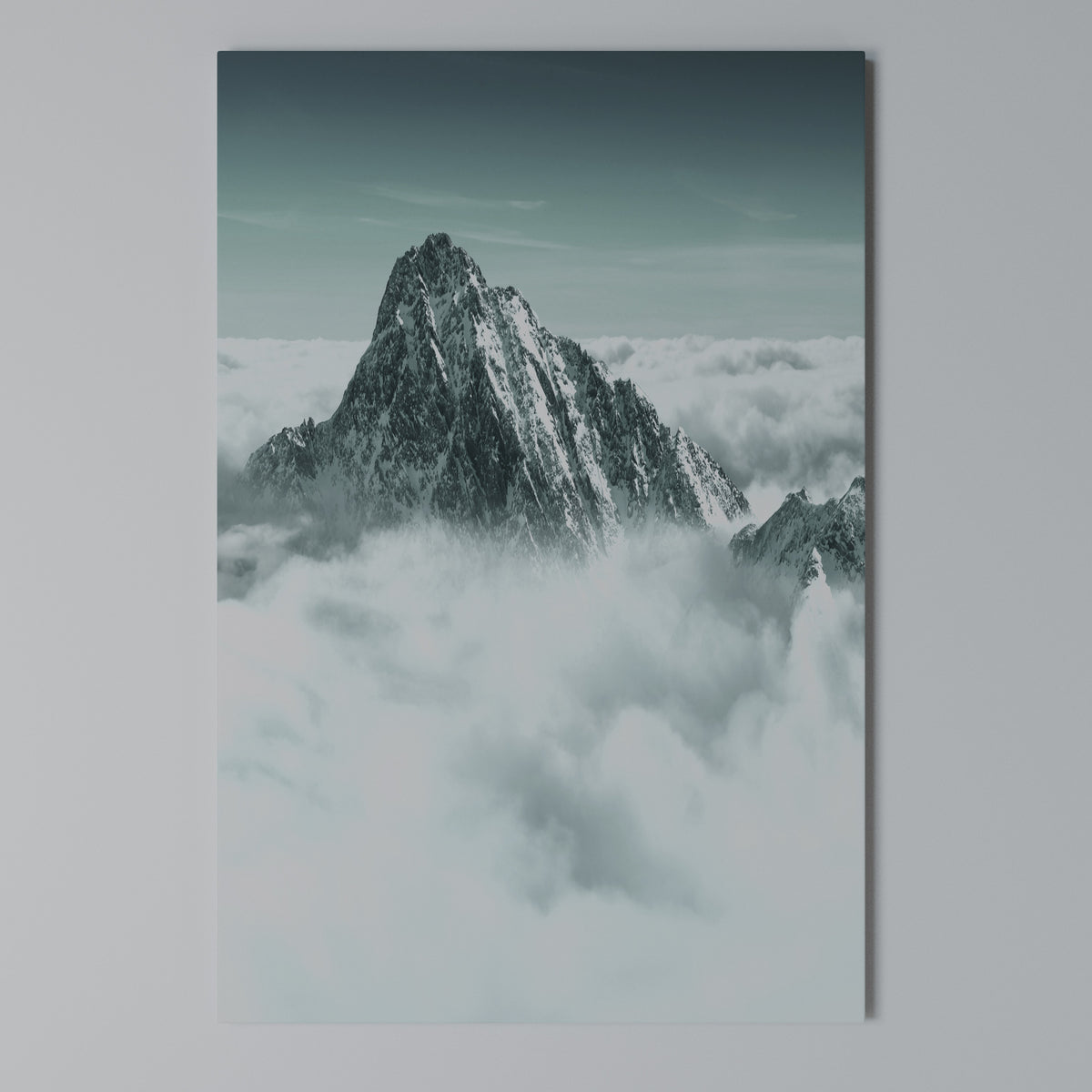 CLOUD-KISSED PEAK Κατακόρυφος Πίνακας σε Καμβά