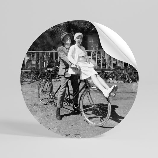 RIDING THROUGH TIME Αυτοκόλλητη Αφίσα στρογγυλή